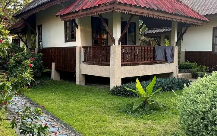 בונגלו עם מרפסת ושביל בגינה של Long Bay Resort