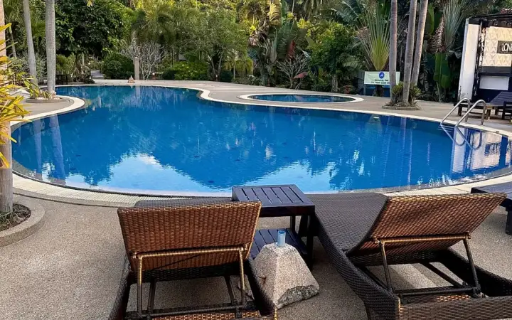 הבריכה וכיסאות השיזוף ב-Long Bay Resort