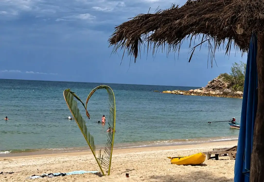 לב מענפים על החוף ב-Bottle Beach, קופנגן