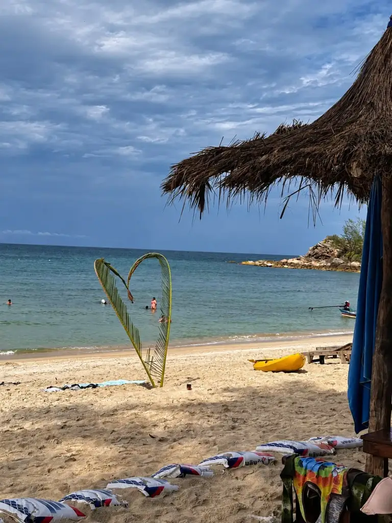 לב מענפים על החוף ב-Bottle Beach, קופנגן