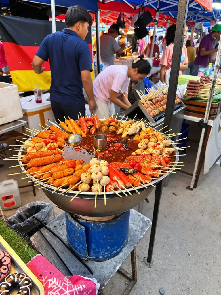 שיפודים בסיר מבעבע בשוק יום ראשון בצ'אלוקלום