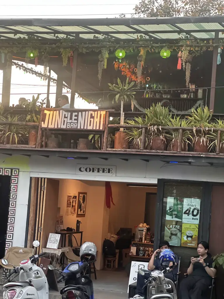 בית קפה ובר בקומה עליונה בצ׳יאנג מאי