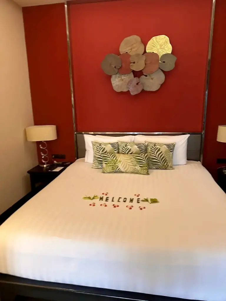 המיטה עם Welcome בחדר ב-Impiana Resort