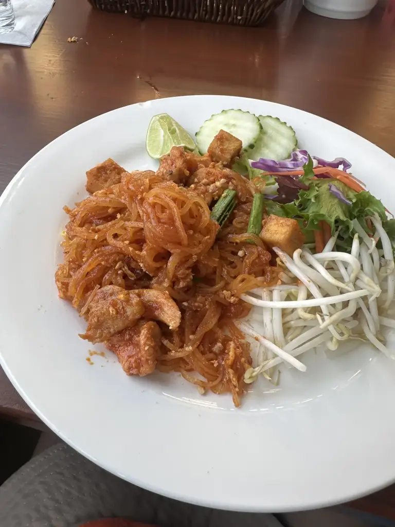 פאד תאי עם נבטים, ירקות וליים ב-Wangwa Hope Restaurant, Ban Ta Khun