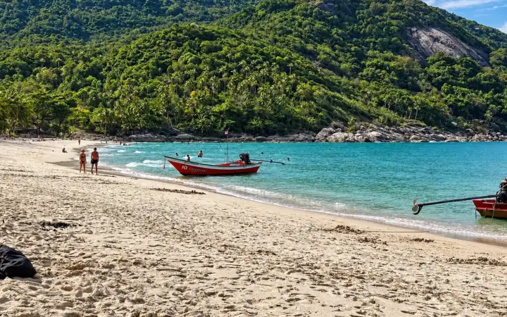 Bottle Beach בקופנגן, סירות longtail וההר הירוק מאחור