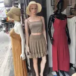 שמלות כותנה, טופ וחצאית וכובעי קש בחנות בגדי חוף בקופנגן