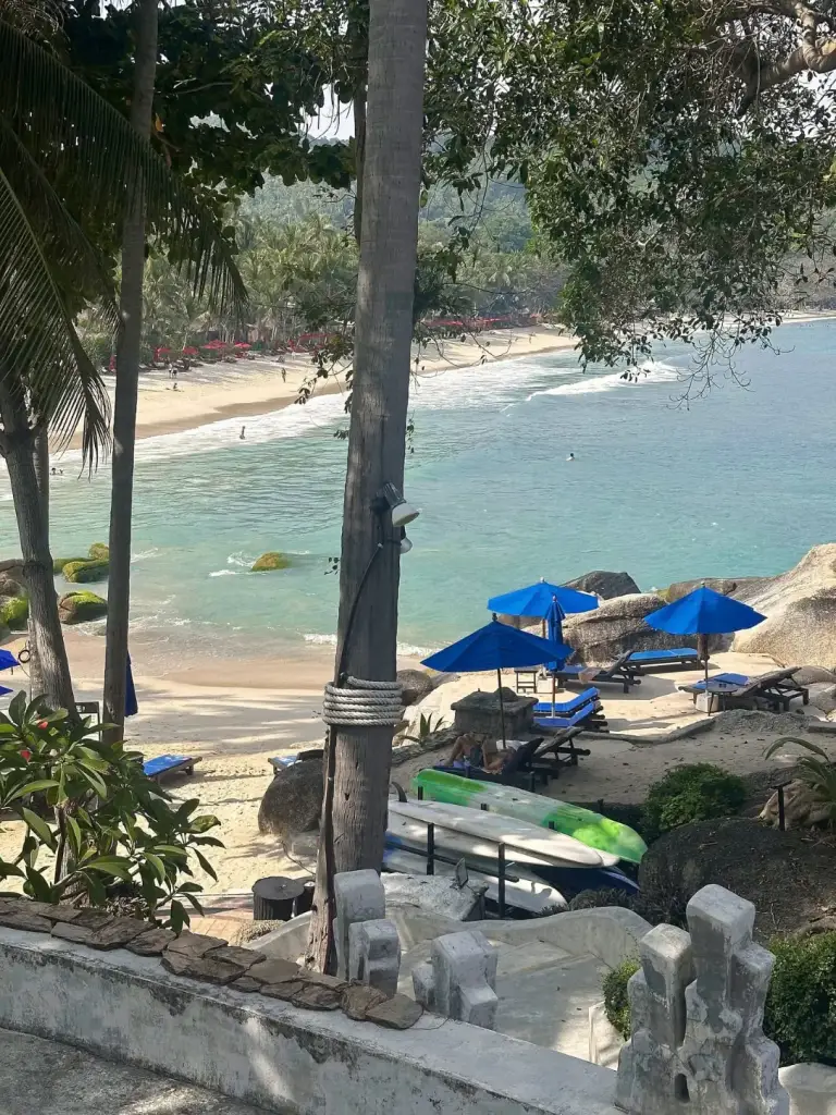 תונג נאי פאן נוי מלמעלה, שמשיות כחולות על החוף