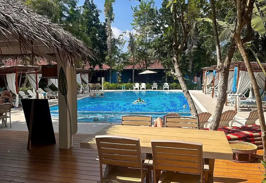 הבריכה והסלות בגינה של Baan Kiao Resort, האד יאו