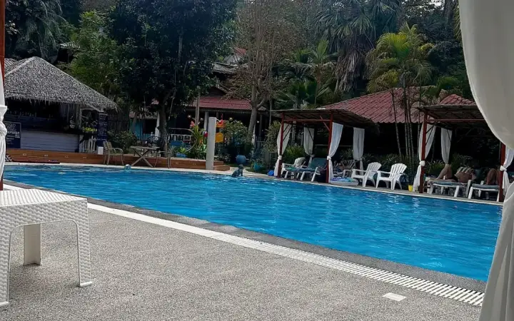 הבריכה של Baan Kiao Resort והבונגלוס סביבה