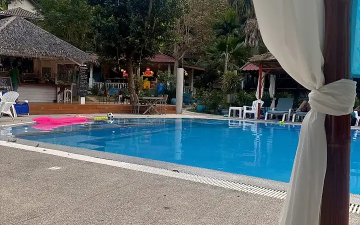 מבט מהחדר אל הבריכה ב-Baan Kiao Resort