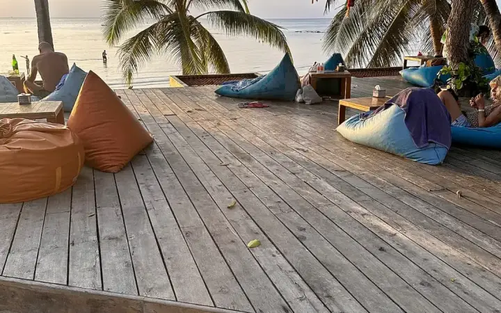 מרפסת עץ ופופים מול הים ב-Long Bay Resort, האד יאו