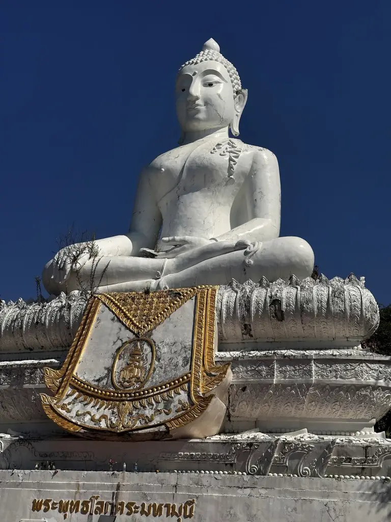 פסל הבודהה הלבן במקדש Wat Phra That Mae Yen בפאי
