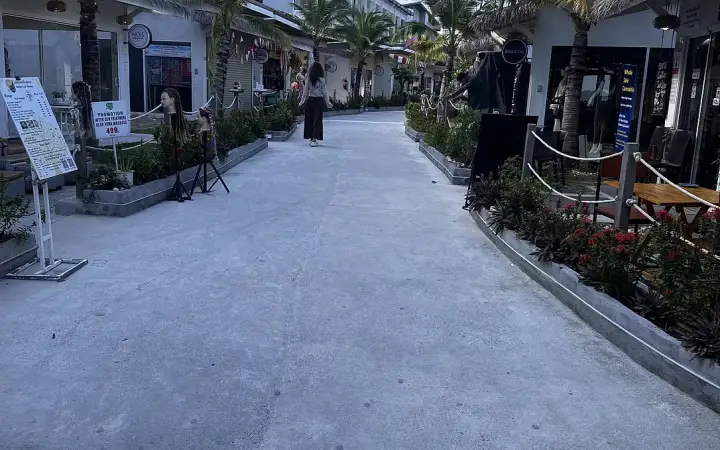 שביל בין החדרים ב-Ark Bar Beach Resort