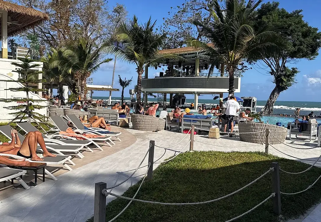 הבריכה של Ark Bar והחוף