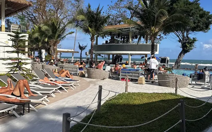 הבריכה של Ark Bar והחוף