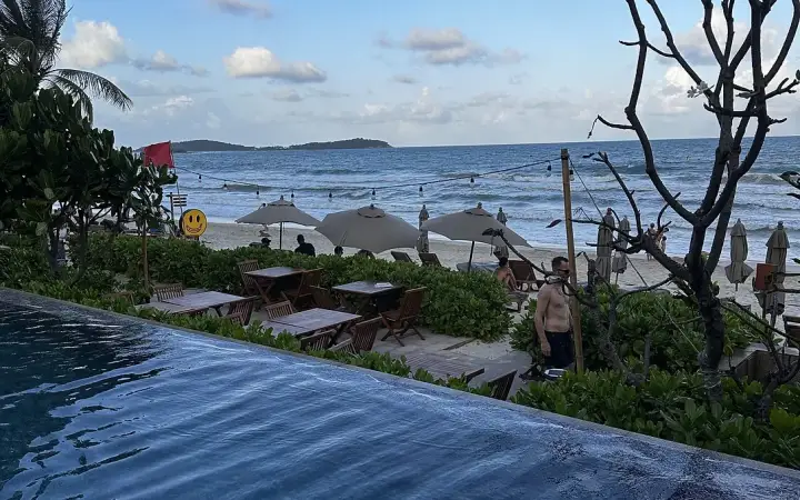 הבריכה של Banana Fan Sea והים מאחוריה
