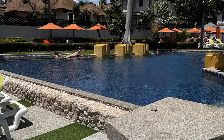 הבריכה של Beyond Samui והשמשיות הכתומות