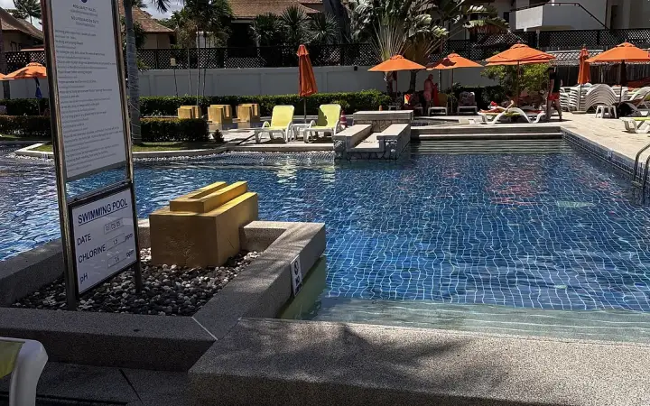 בריכה בין הבונגלוס של Beyond Samui