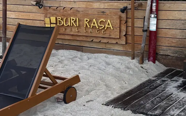 השלט של Buri Rasa Village על החול