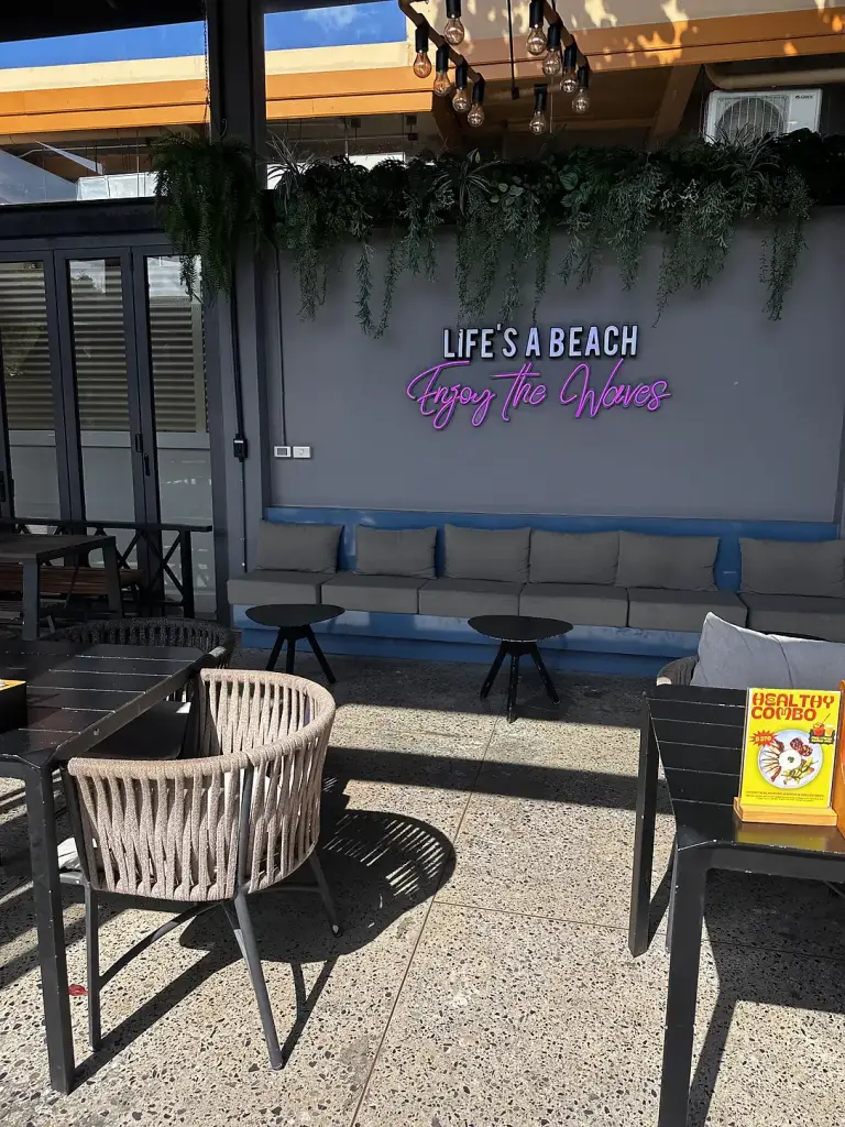 שלט הניאון Life's a beach ב-Lub d
