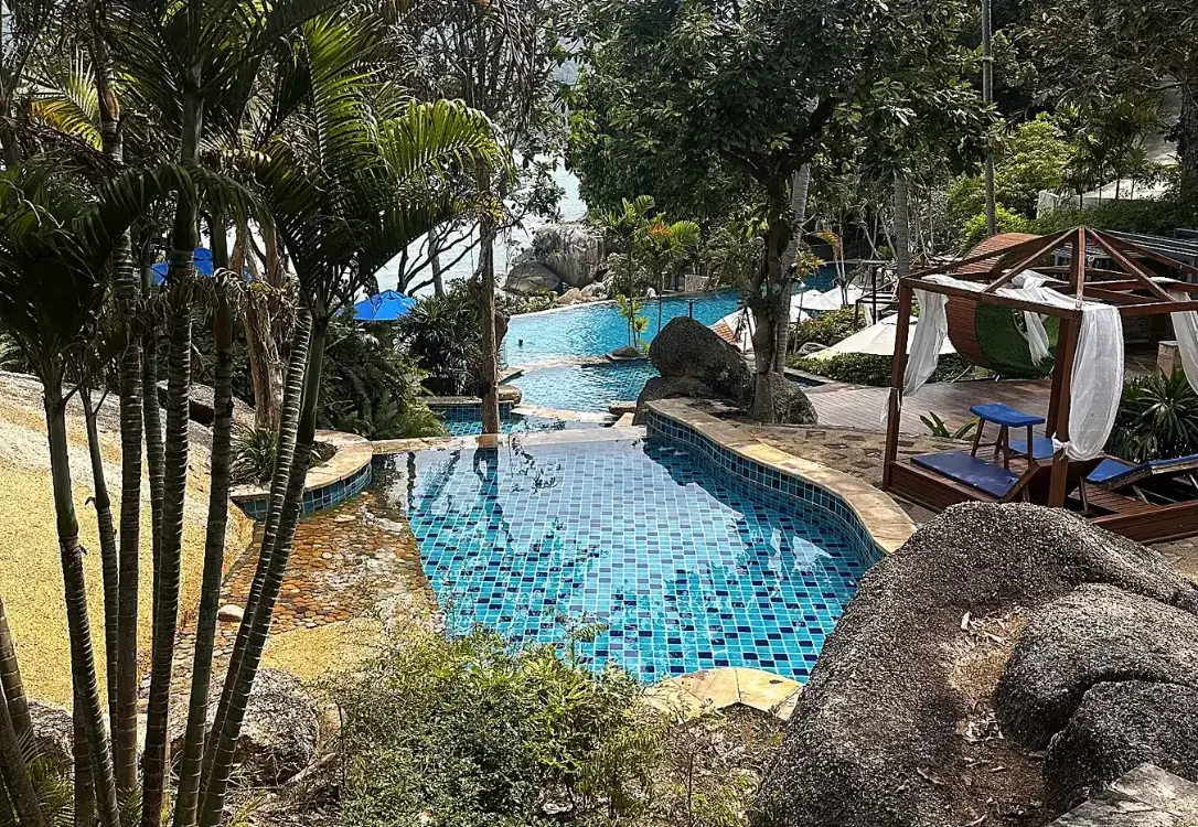 בריכת האינפיניטי של Panviman Resort בין העצים, מעל הים
