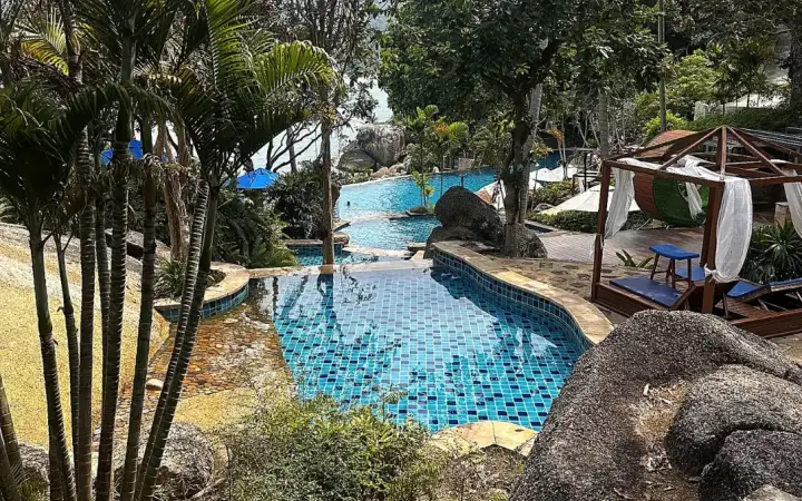 בריכת האינפיניטי של Panviman Resort בין העצים, מעל הים