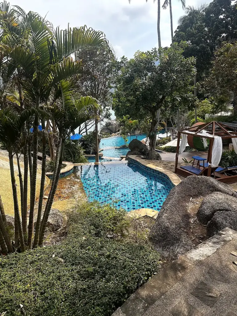 בריכת האינפיניטי של Panviman Resort בין העצים, מעל הים