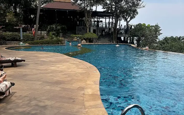 הבריכה של Panviman Resort והביתן מעל המפרץ