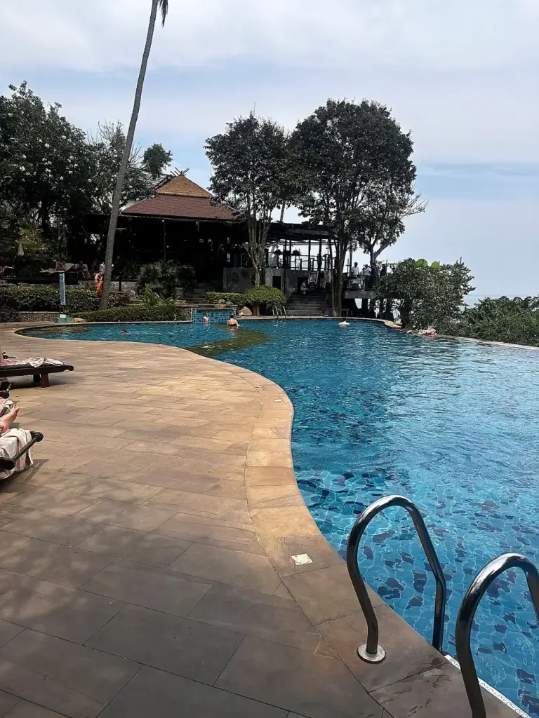 הבריכה של Panviman Resort והביתן מעל המפרץ