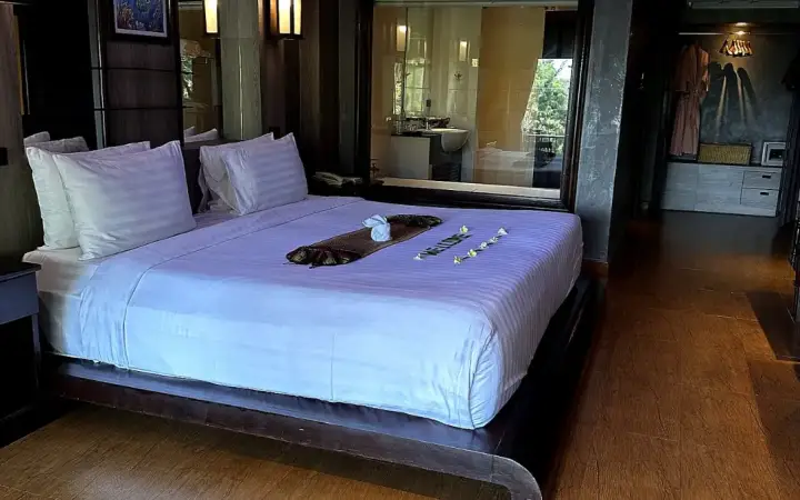 החדר ב-Panviman Resort באור יום, עם מראה גדולה