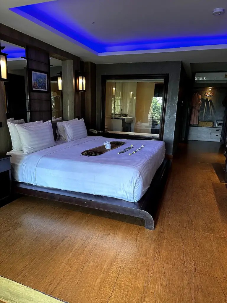 החדר ב-Panviman Resort באור יום, עם מראה גדולה