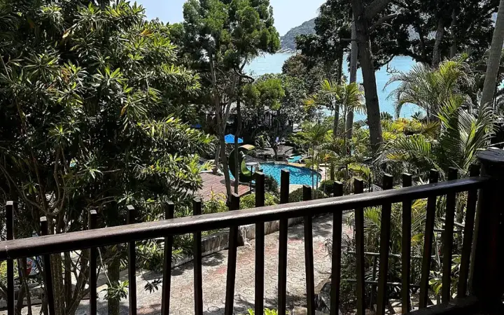 הנוף מהמרפסת ב-Panviman Resort אל הבריכה והים