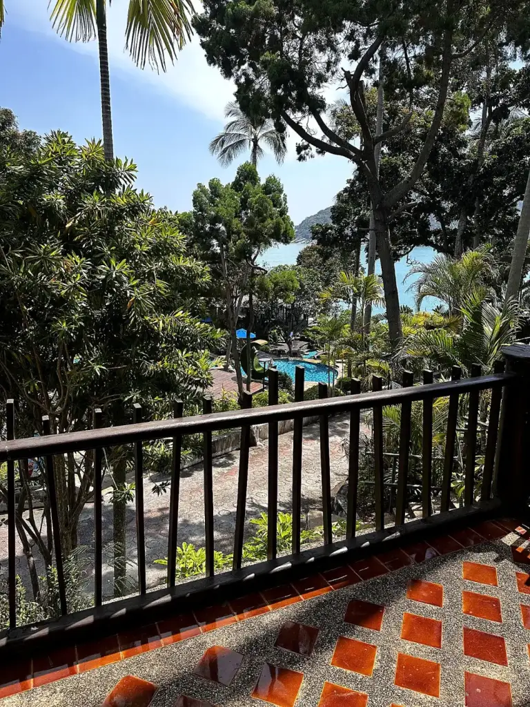 הנוף מהמרפסת ב-Panviman Resort אל הבריכה והים